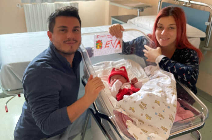 La piccola Eva Novi, prima nata al Mandic nel 2023, con mamma e papà