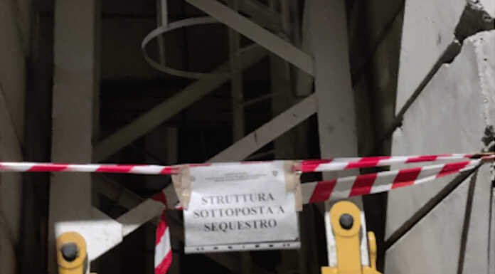 Lecco. Pannello si stacca da una gru e finisce in strada: paura per un motociclista