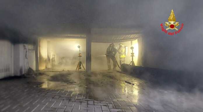 Incendio divampa in due box a Missaglia, intervengono i Vigili del Fuoco Missaglia incendio box intervento dei Vigili del Fuoco