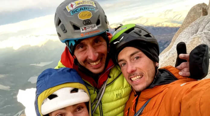 Alpinismo. Nuova via sull’Aguja Mermoz per il Ragno Matteo Della Bordella Sean Villanueva, Matteo Della Bordella e Leo Gheza in cima all'Aguja Mermoz (foto FB Matteo Della Bordella)
