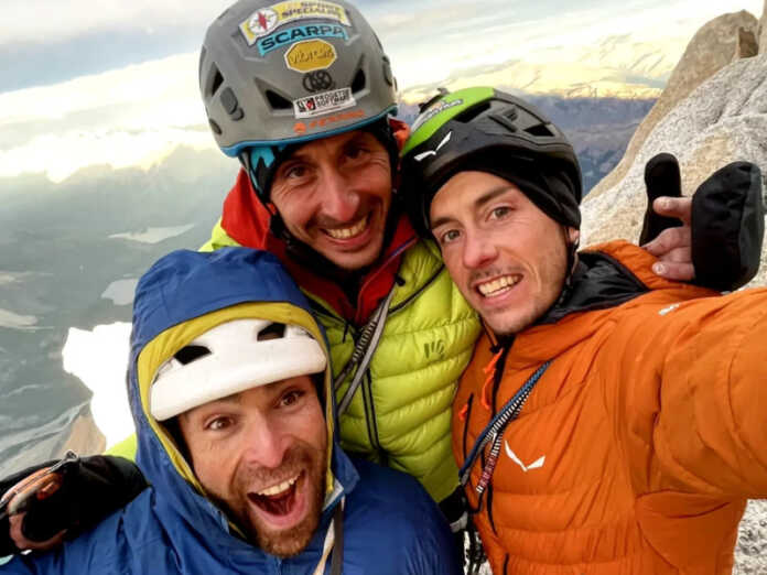 Sean Villanueva, Matteo Della Bordella e Leo Gheza in cima all'Aguja Mermoz (foto FB Matteo Della Bordella)