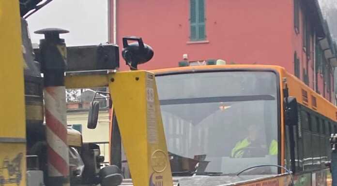 Laorca. Bus guasto da rimuovere, strada chiusa e coro di critiche