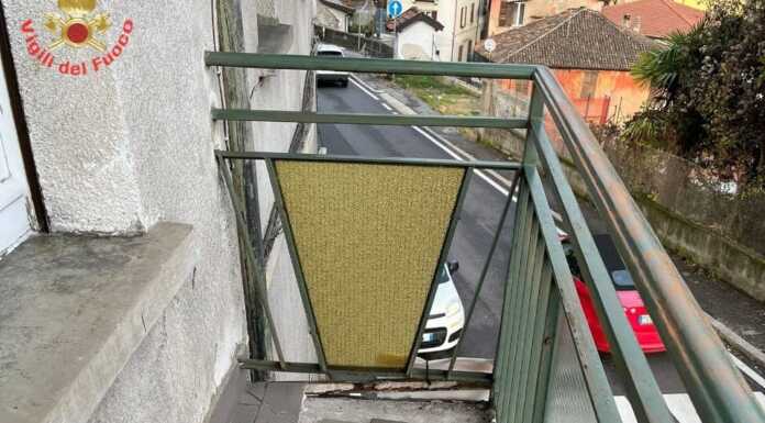 Camion urta un balcone sulla vecchia Lecco Ballabio