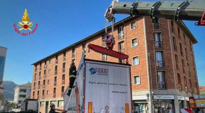Camion incastrato in via Amendola, “liberato” dai pompieri