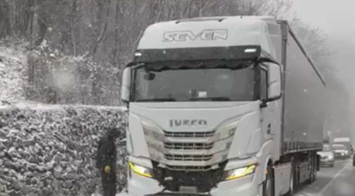 Neve, camion in difficoltà sulla nuova Lecco Ballabio