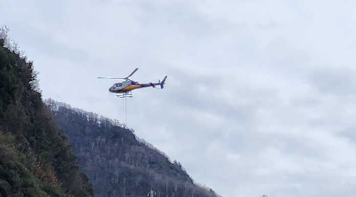 Dervio, ultime reti paramassi posizionate in località Balma Elicottero posiziona reti paramassi a Dervio