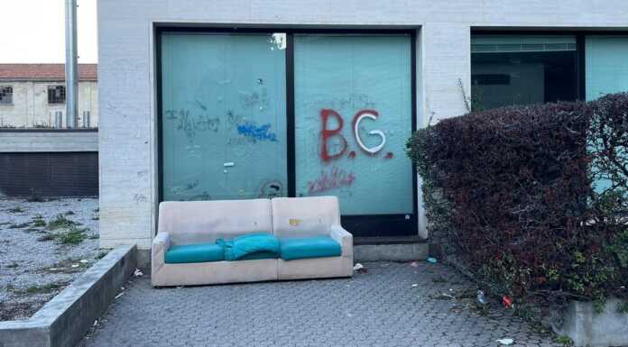 La segnalazione. Poltrone e divani abbandonati a due passi dal centro