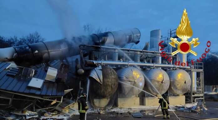 Solbiate con Cagno. Esplosione ed incendio in azienda, intervento dei VVF nella notte incendio ditta solbiate con cagno