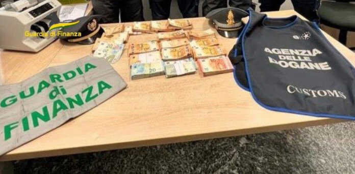Sequestrati oltre 500 mila euro non dichiarati alla frontiera Guardia di Finanza Como sequestro denaro