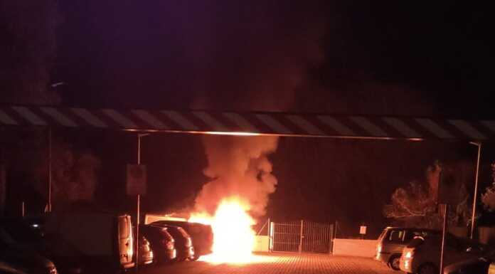 Dervio, bruciati auto e furgone. Si tratterebbe di un atto ‘mirato’