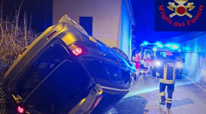Calolzio: auto si ribalta in via Toti, soccorsi due giovani