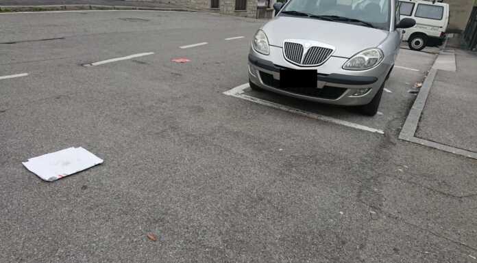 “Carte e cartacce persi dai mezzi della nettezza urbana: più attenzione” carte cartacce lecco