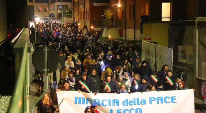Lecco ‘in marcia’ per la Pace, in tanti al corteo per le vie della città
