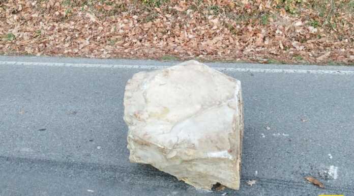 Frana a Lorentino, strada chiusa ma la gente sposta le transenne per passare masso_lorentino_calolzio_20230110