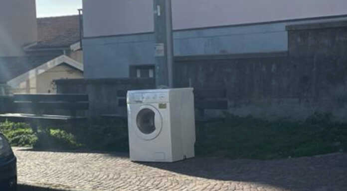 La segnalazione. Mobili e una lavatrice abbandonati a Rancio Rancio lavatrice