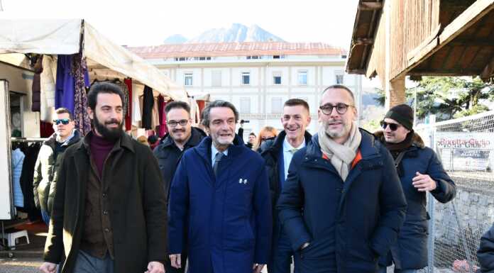 Regionali. Fontana al mercato a Lecco con i candidati della Lega