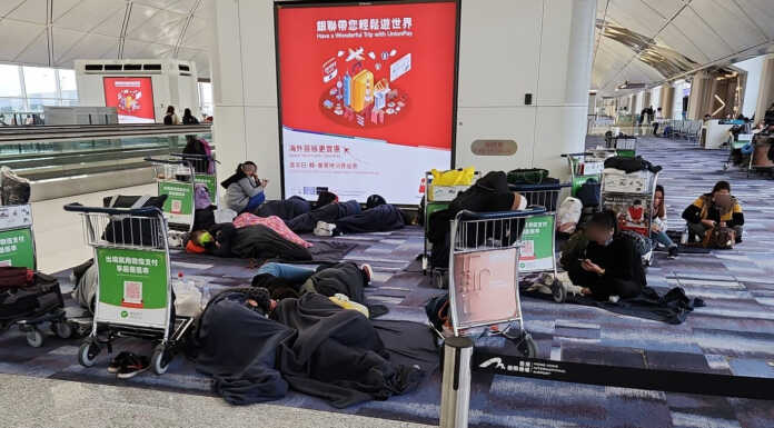 Lecchesi bloccati da due giorni in aeroporto a Hong Kong