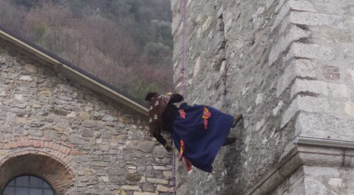 A Varenna il ‘volo’ della befana dal campanile di San Giorgio Befana campanile Varenna