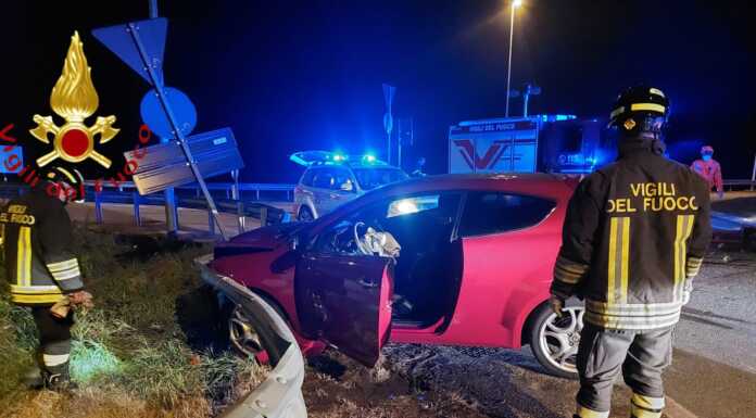 Con l’auto contro il guardrail, 21enne in gravi condizioni