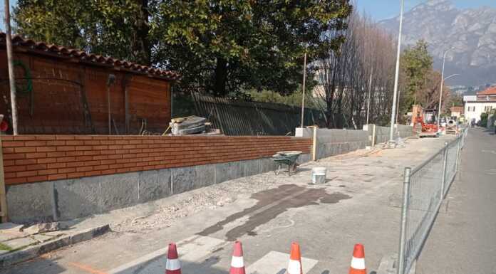 Mandello. Marciapiede di via Manzoni: in arretramento gli ultimi muri Mandello marciapiede Via Manzoni