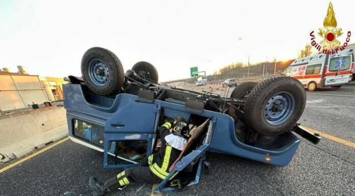 Agrate. Auto si ribalta sulla A4, ferite 4 persone incidente agrate A4 auto ribaltata