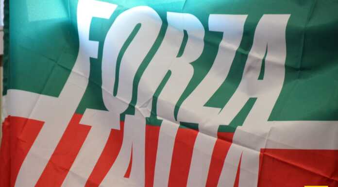 Hub dei bus, Forza Italia: “Stiamo con i residenti del Broletto” forza italia bandiera