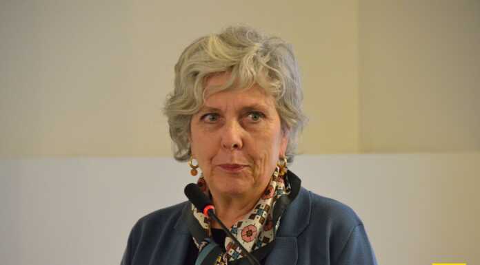 Cellulari e bullismo, la preside del Badoni: “La scuola può e deve educare” Giuseppe_Valditara_a_Lecco_mostra_Opere_Sante