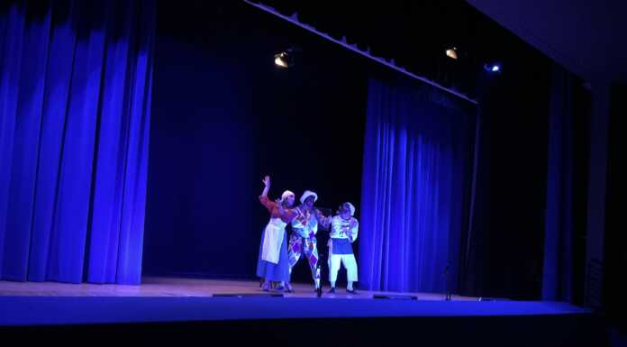 Valmadrera, applausi e risa per lo spettacolo di Carnevale al teatro Artesfera