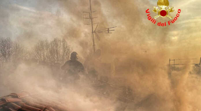 Cassago. Incendio tetto, alcune famiglie evacuate Incendio cassago