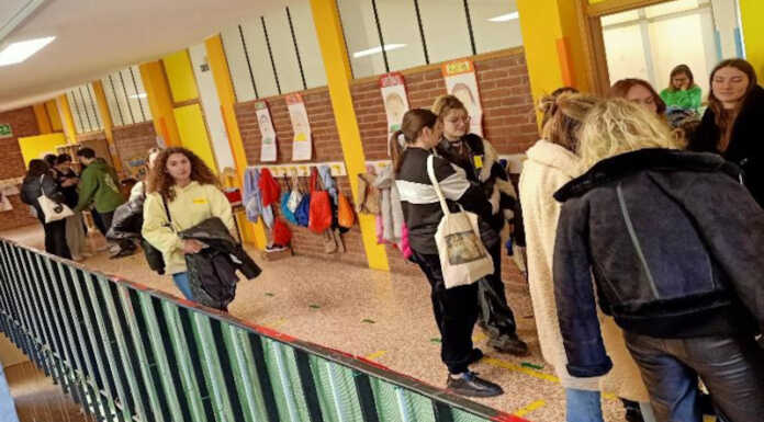 Gli studenti dell’istituto Rota in visita alla scuola primaria di Erve Istituto Rota in visita alla scuola primaria di Erve