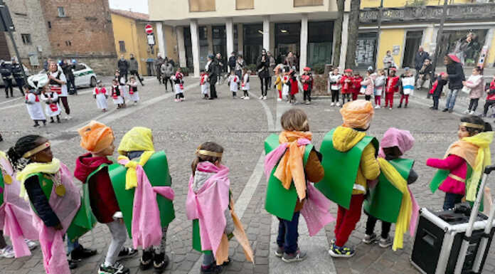 Merate, musica e coreografie con la sfilata di Carnevale della materna di viale Verdi Merate sfilata Carnevale materna