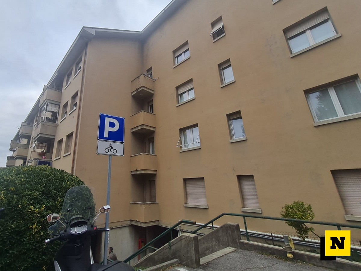 Il palazzo in via Dell'Eremo a Lecco dove nella notte è avvenuta la tragedia