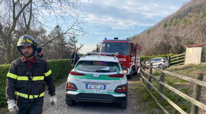 Incendio nel bosco tra Santa Maria e Colle: in azione anche l’elicottero