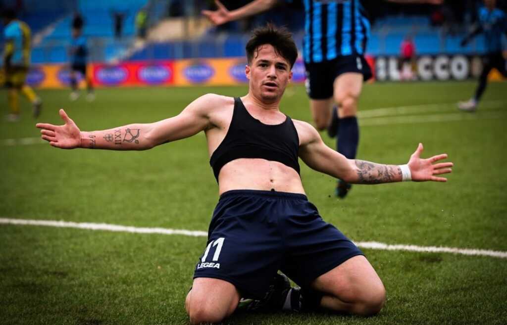 L'esultanza di Mattia Tordini dopo il gol del 2-1 (credit foto Calcio Lecco 1912)