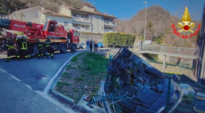 Pescate. Furgone nel giardino di una casa, recuperato dai Vigili del Fuoco Vigili del Fuoco recupero furgone