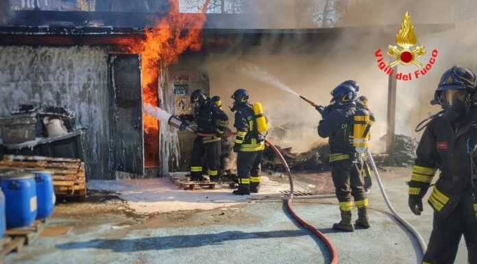 Barzago, incendio in un deposito di vernici. L’intervento dei vigili del fuoco