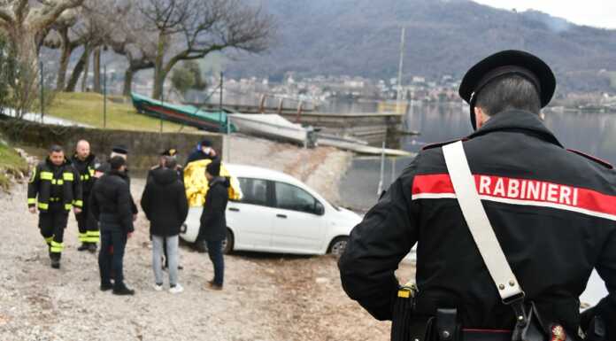 Auto nel lago a Rivabella, trovata morta una donna. “Non si esclude nessuna ipotesi”