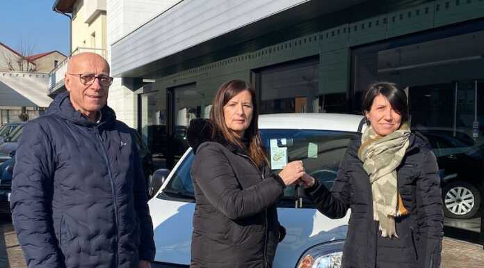 Lotteria dei commercianti, consegnate alla vincitrice le chiavi della Fiat Panda calolzio lotteria dei commercianti consegna chiavi panda