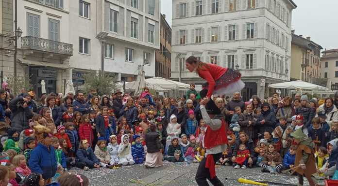 Anticipo di Carnevale in centro Lecco e sabato la sfilata dei carri