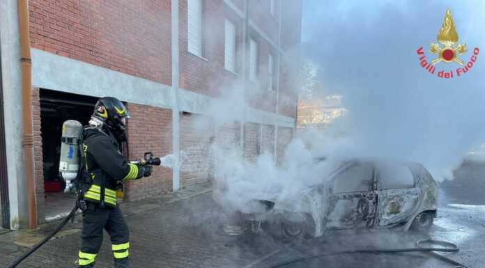 Auto in fiamme a Bulciago, intervengono i Vigili del Fuoco