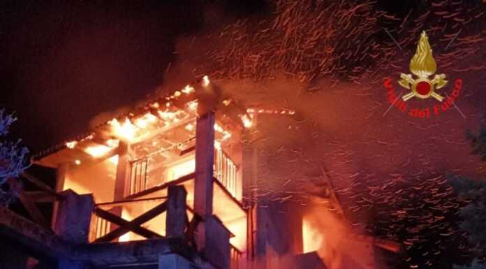Colico, fiamme devastano una casa. Pompieri al lavoro tutta notte