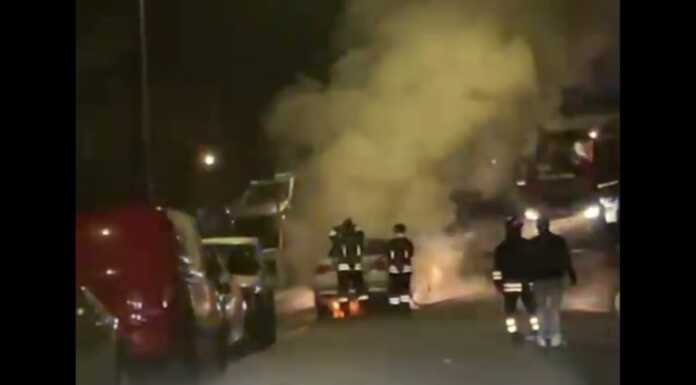 Lecco, auto in fiamme. Intervengono i Vigili del Fuoco (VIDEO)
