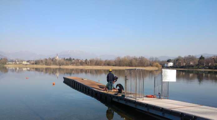 Rogeno. Un nuovo pontile sul lago a Casletto, un anno fa il rogo