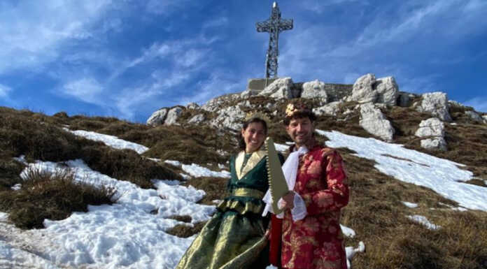 Il Re e la Regina del Carnevalone salgono in vetta al Resegone Re Resegone e Regina Grigna sotto la vetta