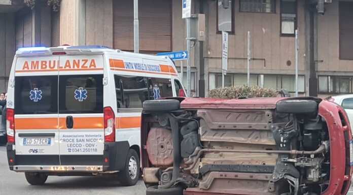 Lecco. Auto si ribalta in via XI Febbraio, soccorsi al lavoro auto ribaltata lecco