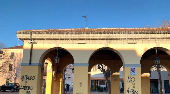 ‘Blitz’ degli anarchici a Erba, tappezzato di scritte il centro città