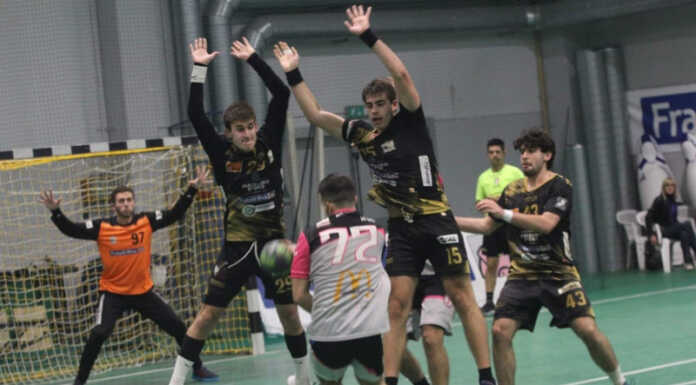 Pallamano. Il Salumificio Riva guarda alla sfida con il Cologne Un momento della gara di andata contro Cologne