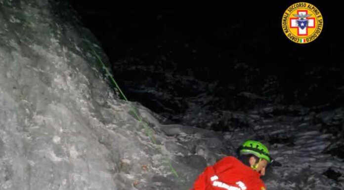 Soccorso alpino, esercitazione notturna su ghiaccio in Valsassina Esercitazione ghiaccio soccorso alpino