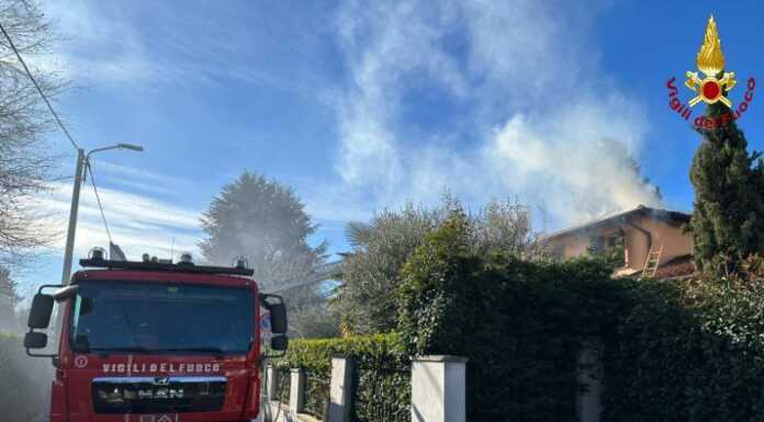 A fuoco un tetto a Usmate, in azione anche i Vigili del Fuoco di Merate vigili del fuoco usmate
