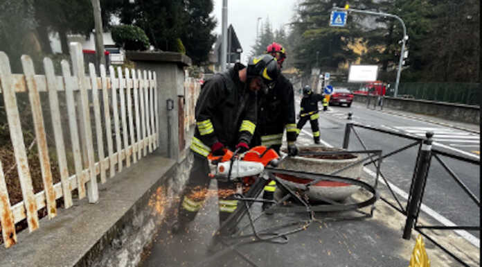 Ballabio: con l’auto contro la ringhiera del marciapiede. Paura per un 76enne